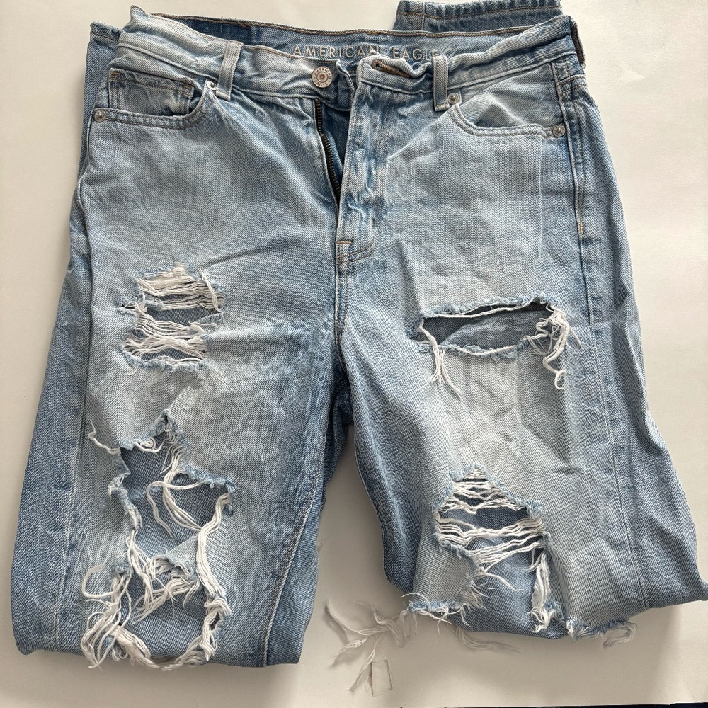Women's Full Length High Rise Ripped Light Blue Mom Jeans  American Eagle Size 0
